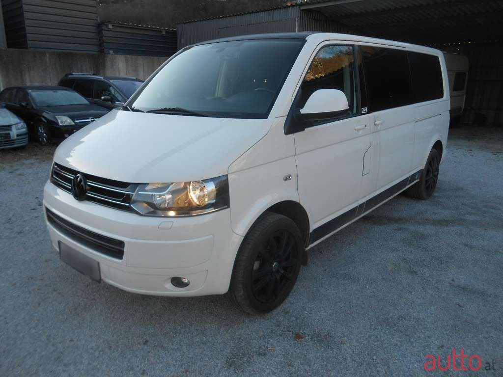 2011' Volkswagen Caravelle photo #5