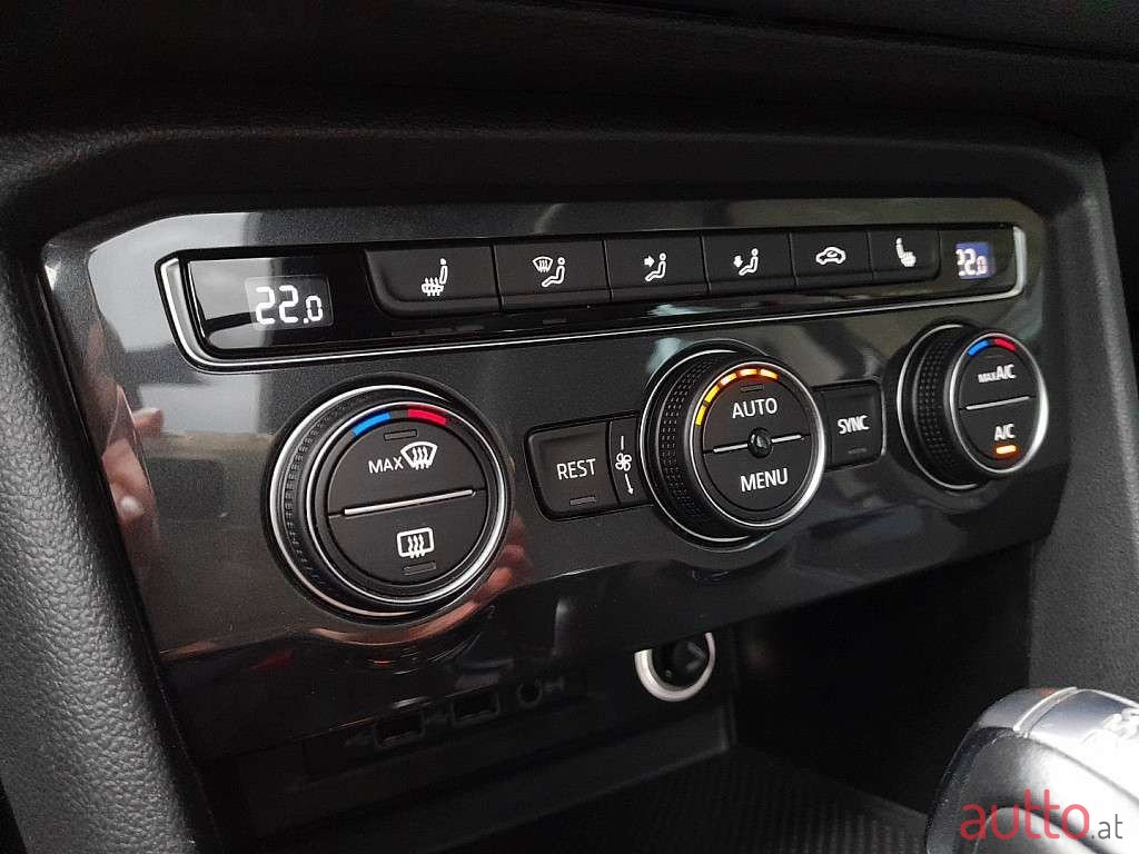 2019' Volkswagen Tiguan photo #4