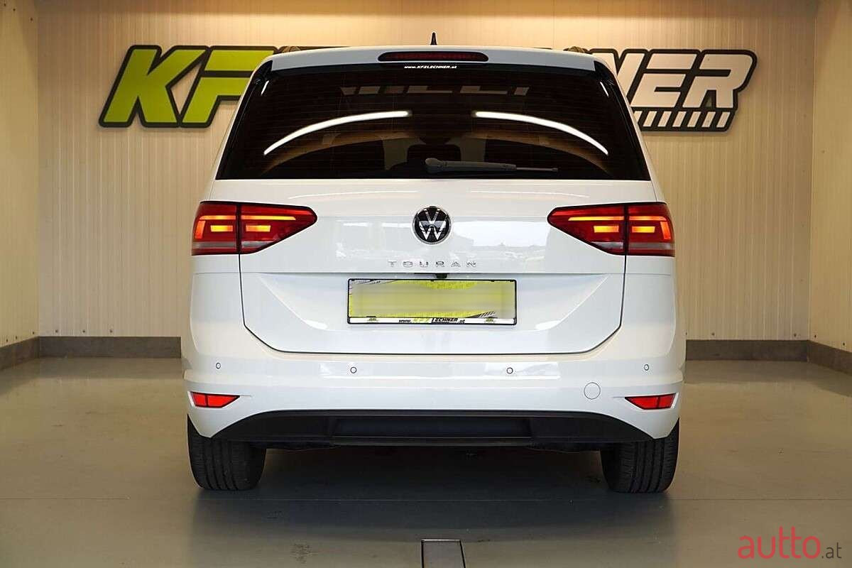 2023' Volkswagen Touran photo #3