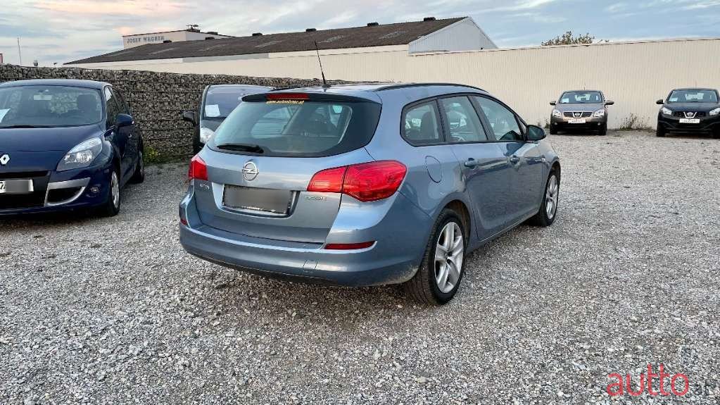 2011' Opel Astra photo #4