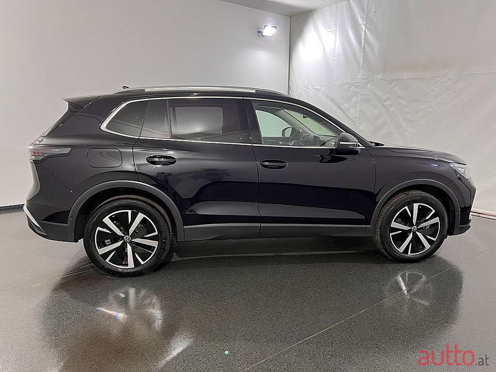 2024' Volkswagen Tiguan photo #4
