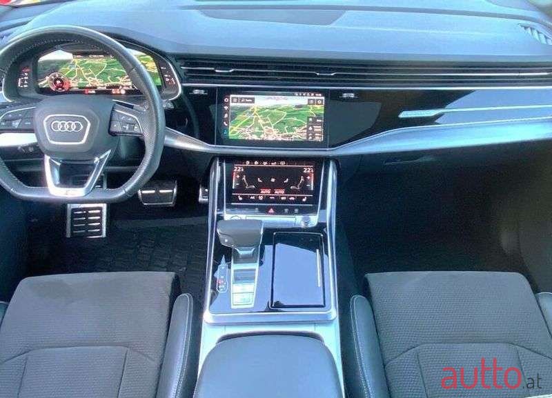 2019' Audi Q8 photo #6