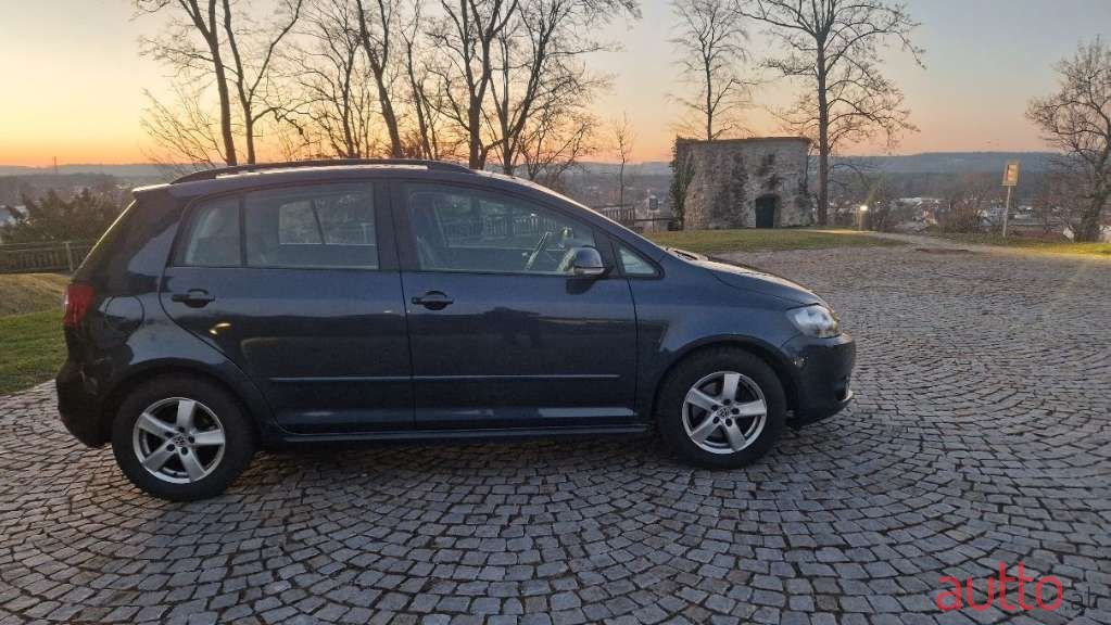 2012' Volkswagen Golf photo #2