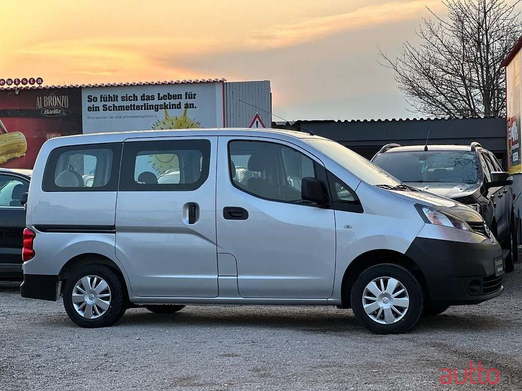 2011' Nissan NV200 photo #1