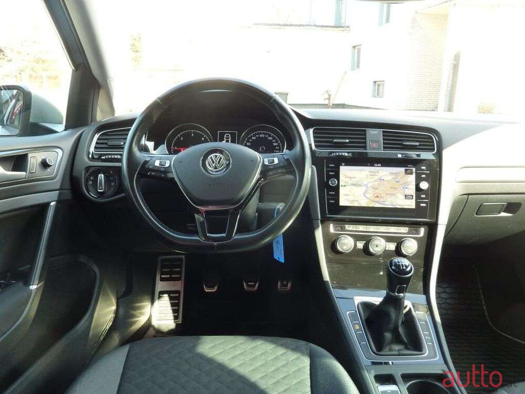 2018' Volkswagen Golf photo #5