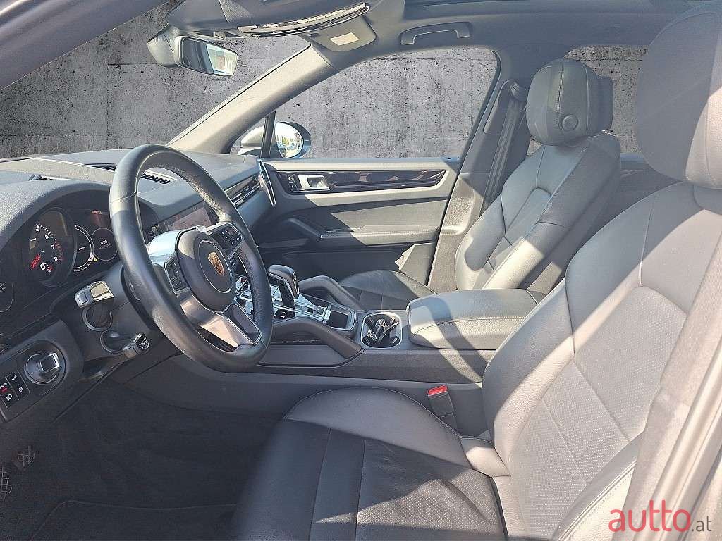 2020' Porsche Cayenne photo #6