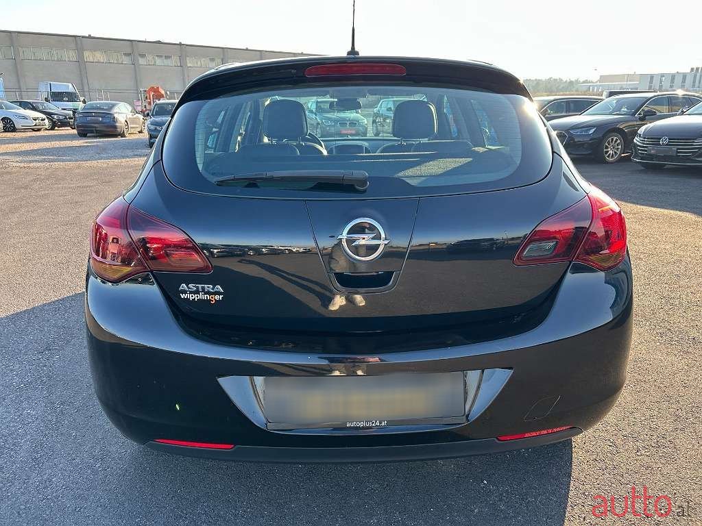 2010' Opel Astra photo #5