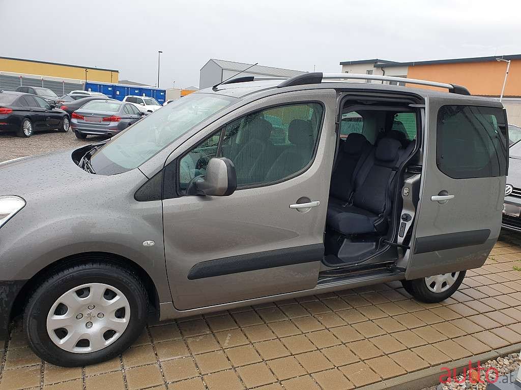 2011' Peugeot Partner photo #6