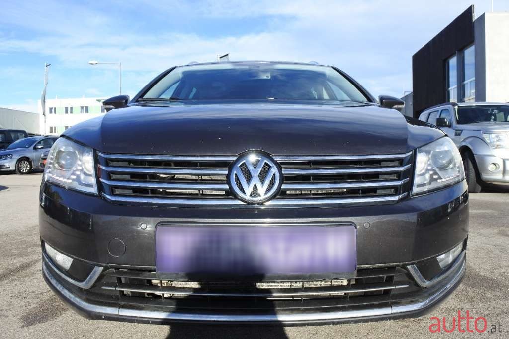 2011' Volkswagen Passat photo #2