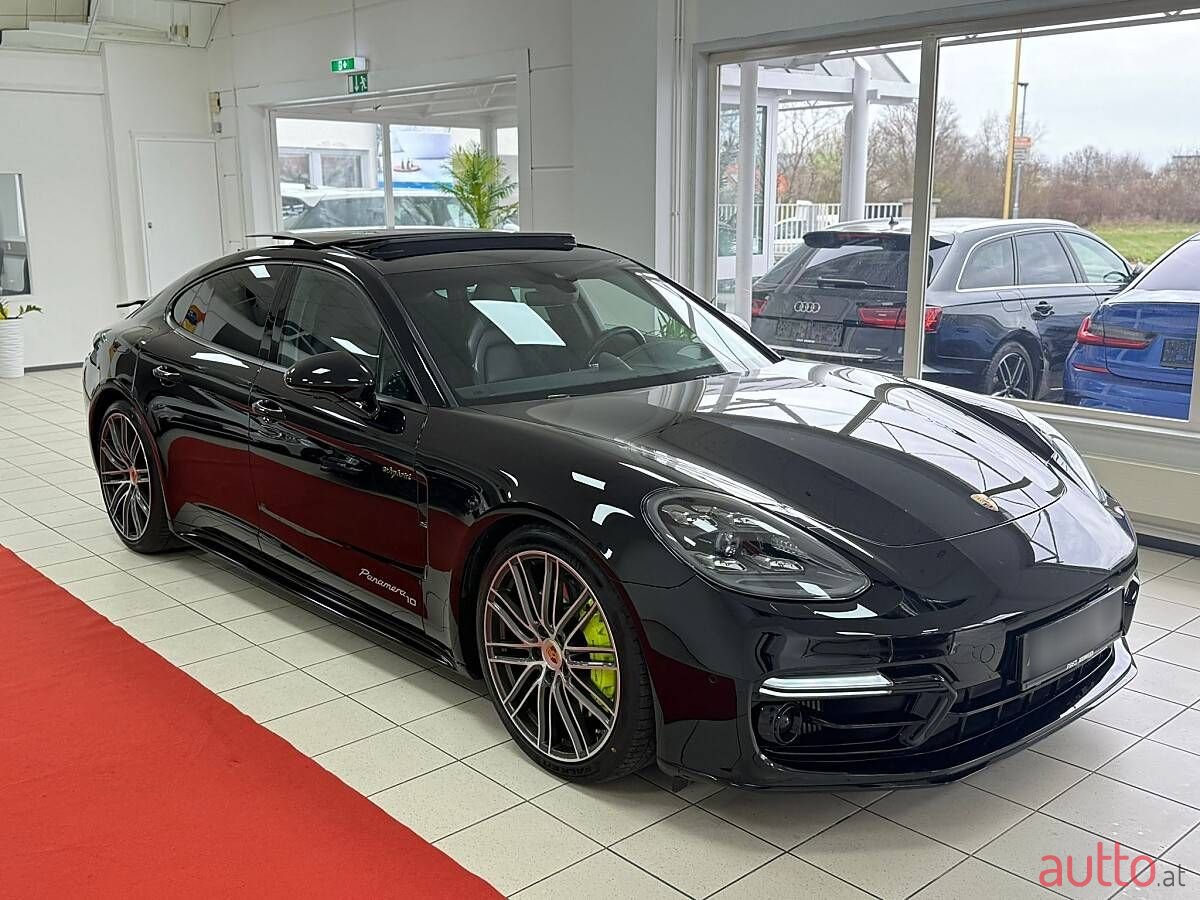 2020' Porsche Panamera photo #3