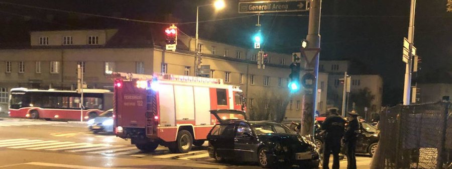 Mercedes crasht mit Kia auf Kreuzung in Favoriten
