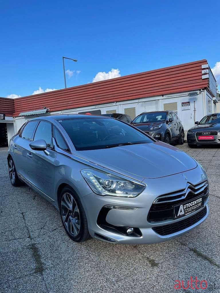 2012' Citroen DS5 photo #2