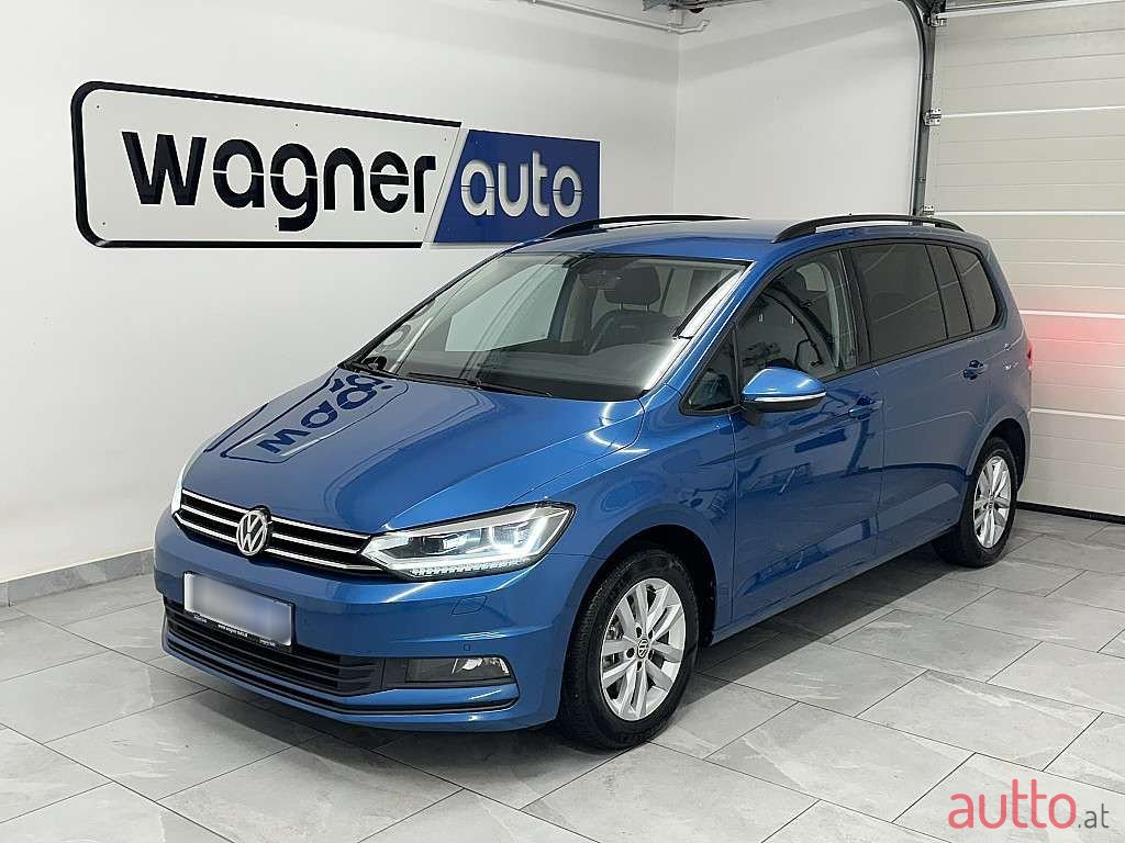 2019' Volkswagen Touran photo #2