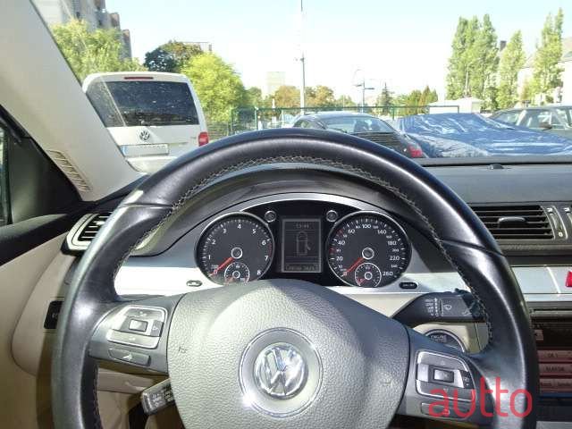 2010' Volkswagen Passat photo #5