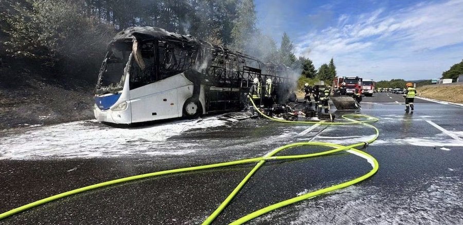 Reisebus auf der A21 in Flammen – Autobahn gesperrt