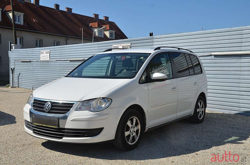 2009' Volkswagen Touran photo #3