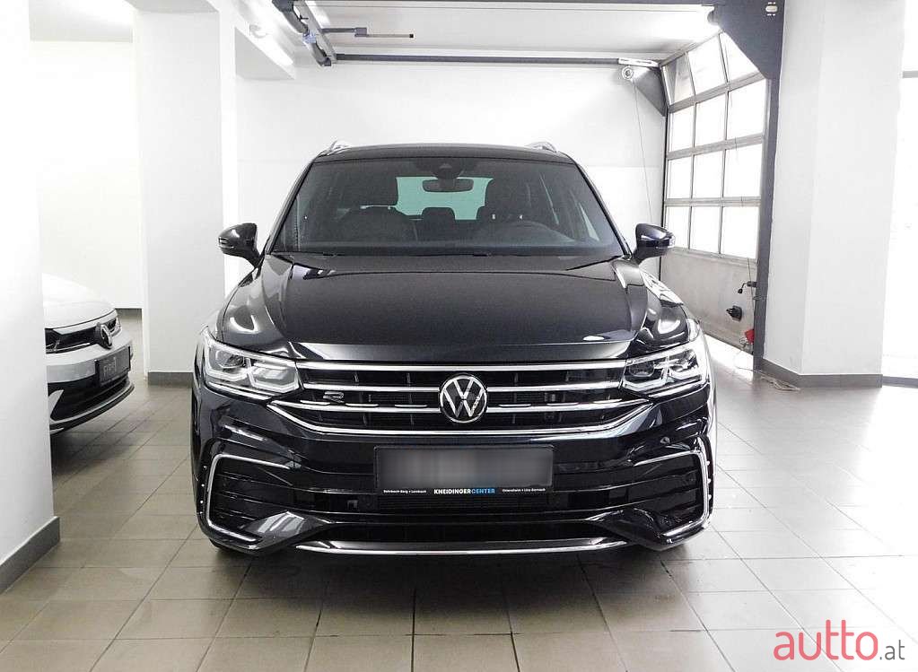 2023' Volkswagen Tiguan photo #2