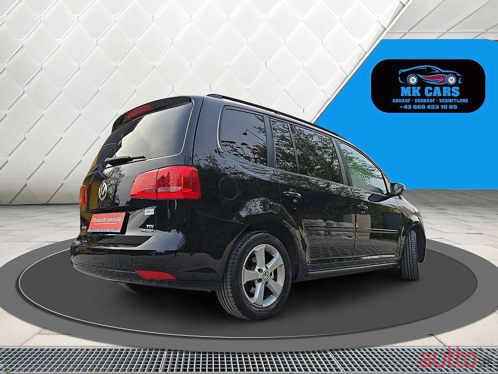 2011' Volkswagen Touran photo #3
