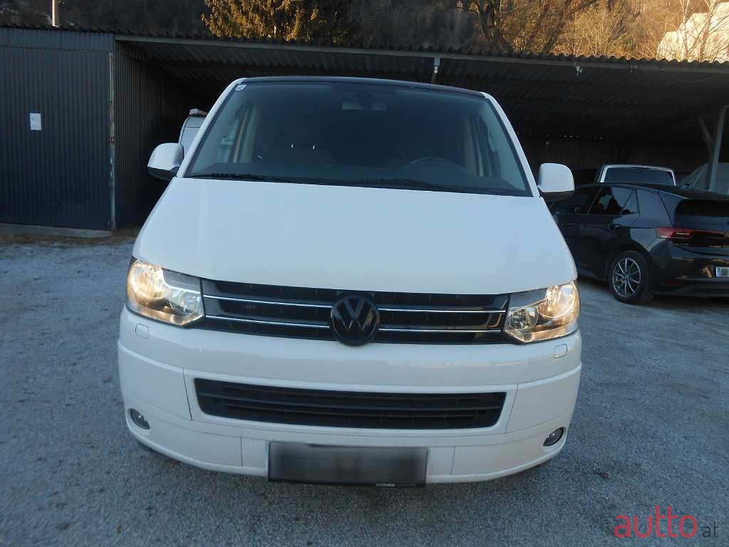 2011' Volkswagen Caravelle photo #3