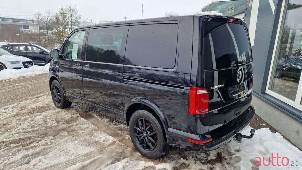 2018' Volkswagen Caravelle photo #4