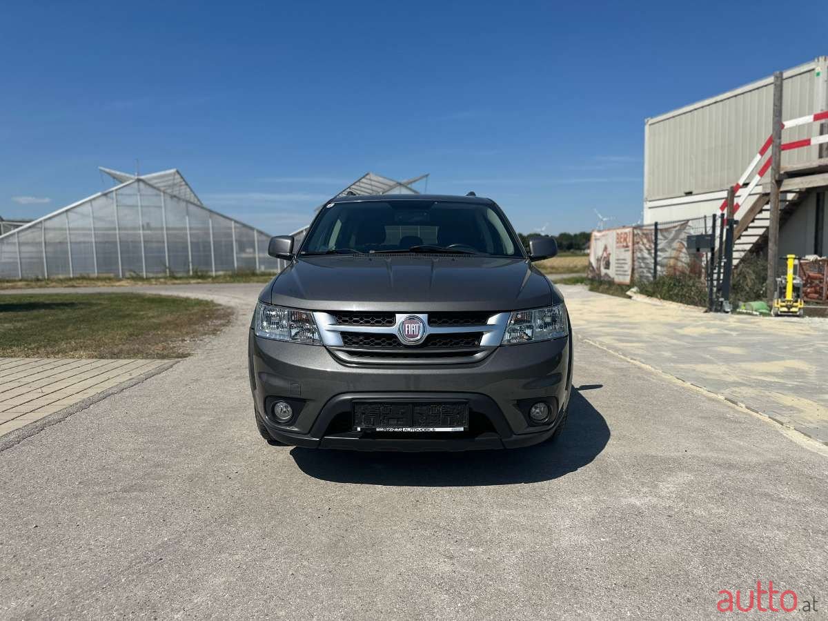 2013' Fiat Freemont photo #2