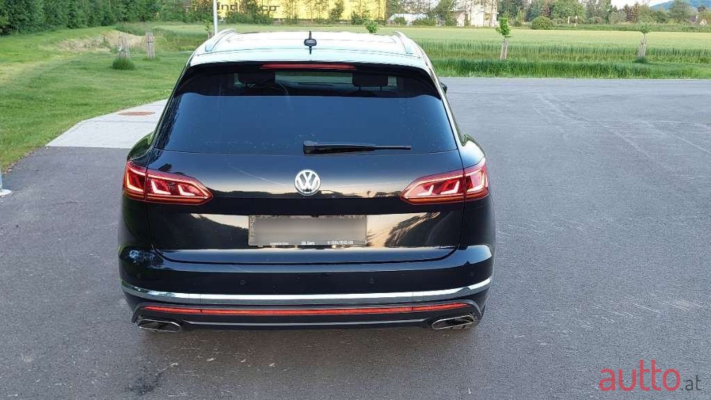 2019' Volkswagen Touareg photo #5