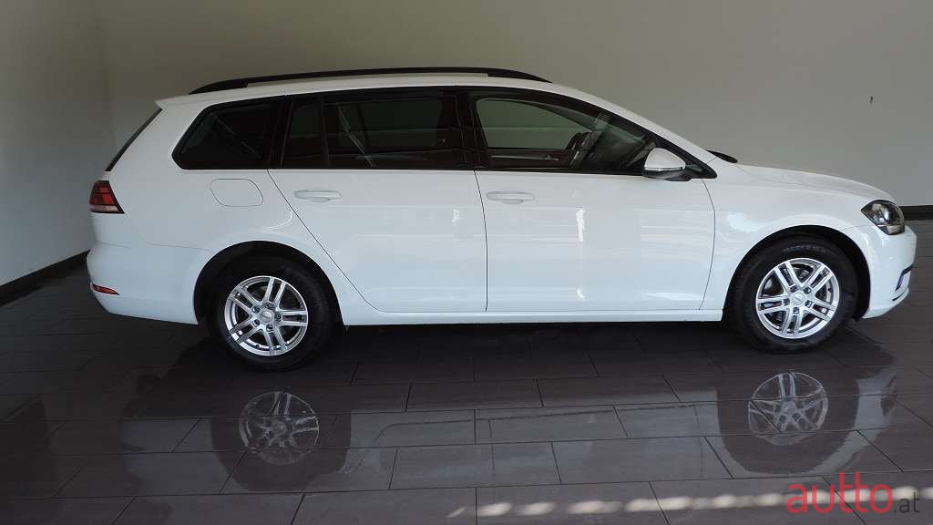 2019' Volkswagen Golf photo #3