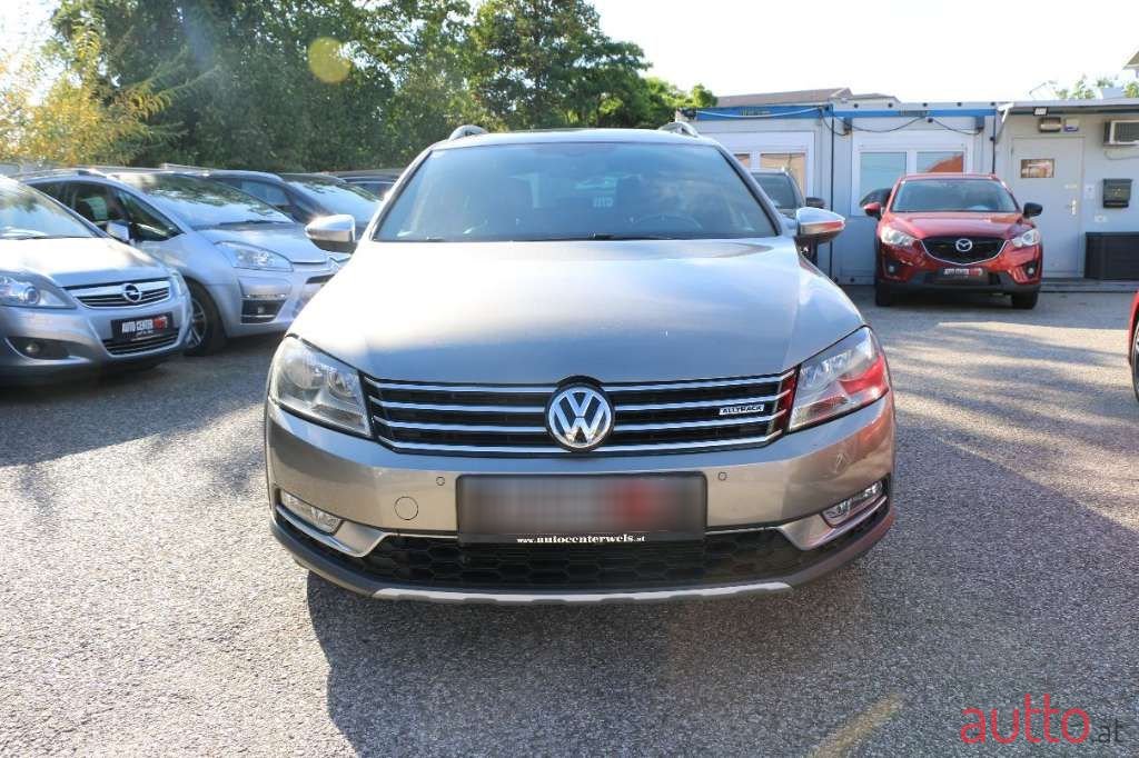2012' Volkswagen Passat photo #2
