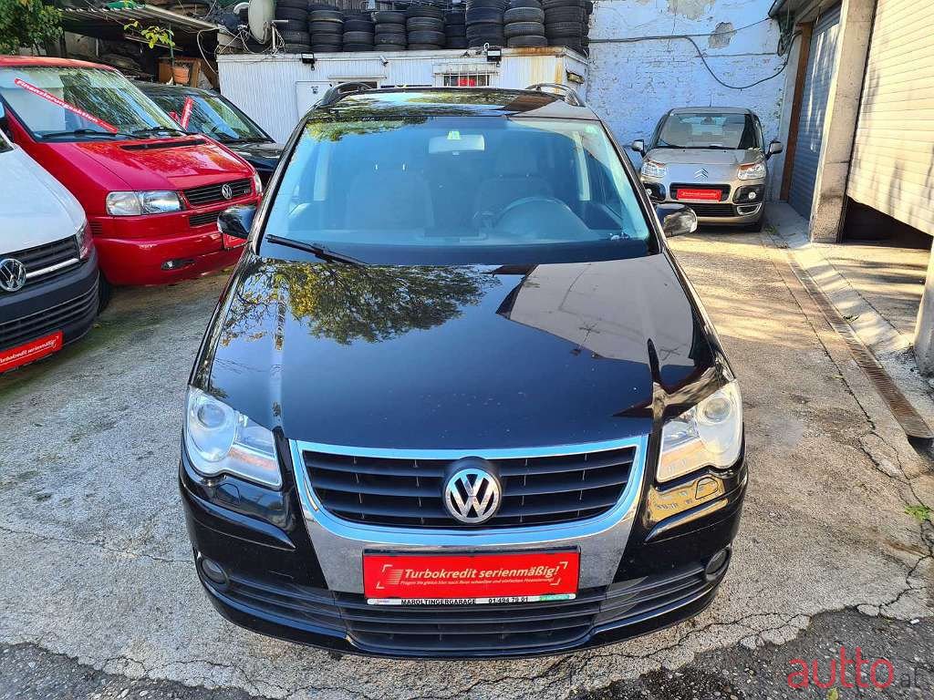 2007' Volkswagen Touran photo #2