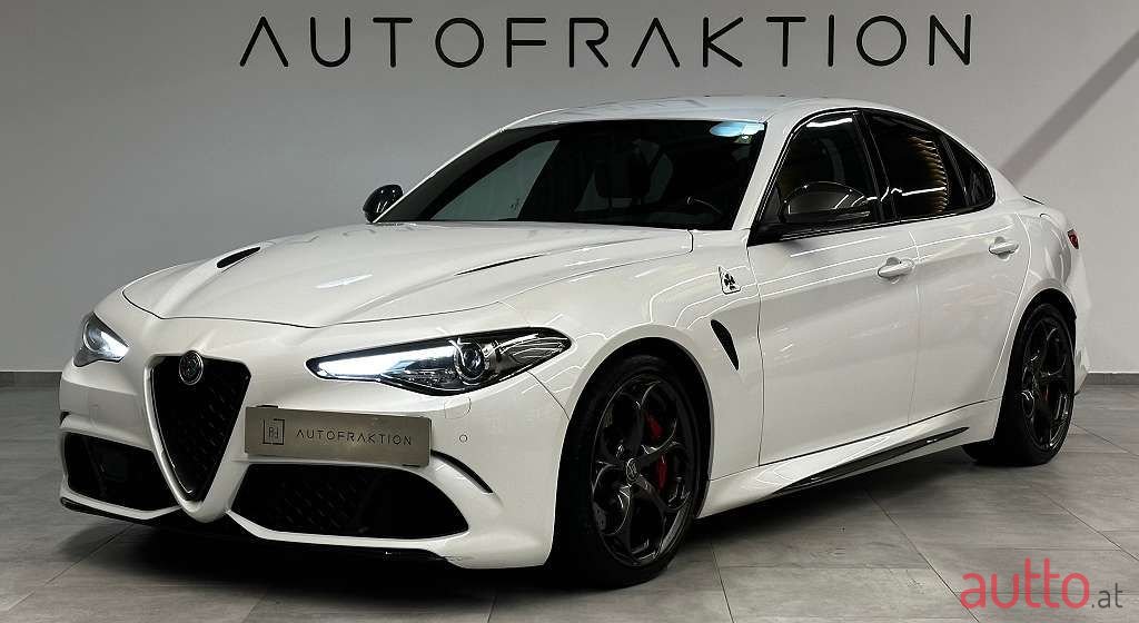 2017' Alfa Romeo Giulia photo #1