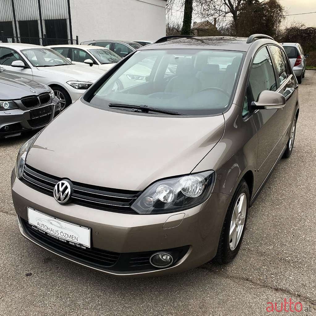 2011' Volkswagen Golf photo #1