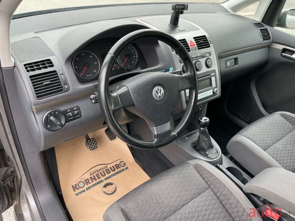 2008' Volkswagen Touran photo #5