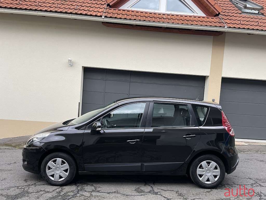 2009' Renault Scenic photo #2