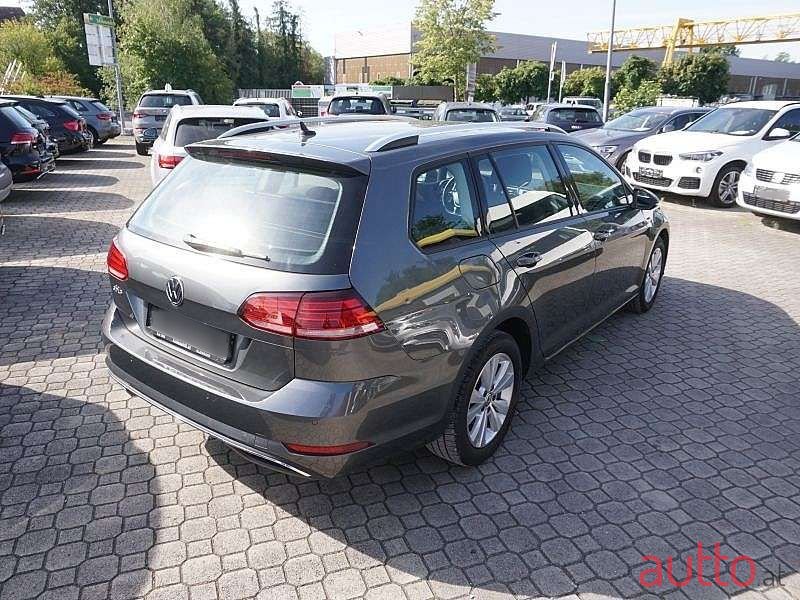 2018' Volkswagen Golf photo #3