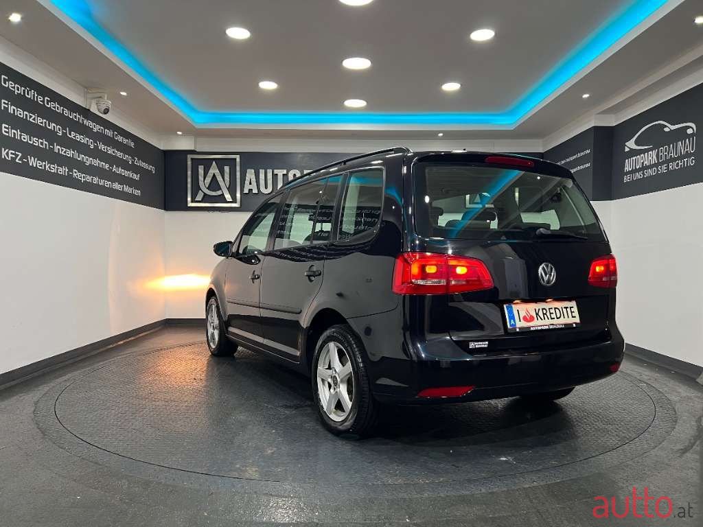 2011' Volkswagen Touran photo #4