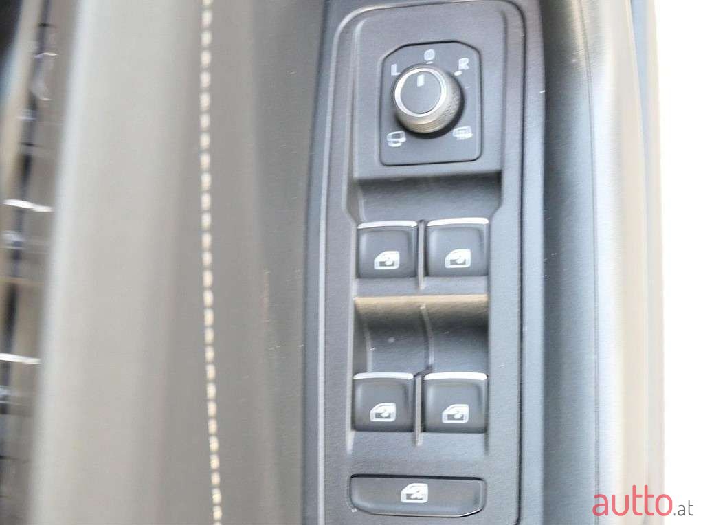 2023' Volkswagen T-Roc photo #3