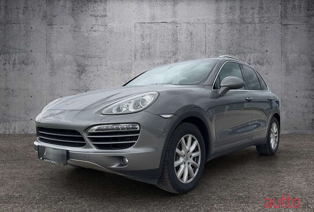 2011' Porsche Cayenne photo #2