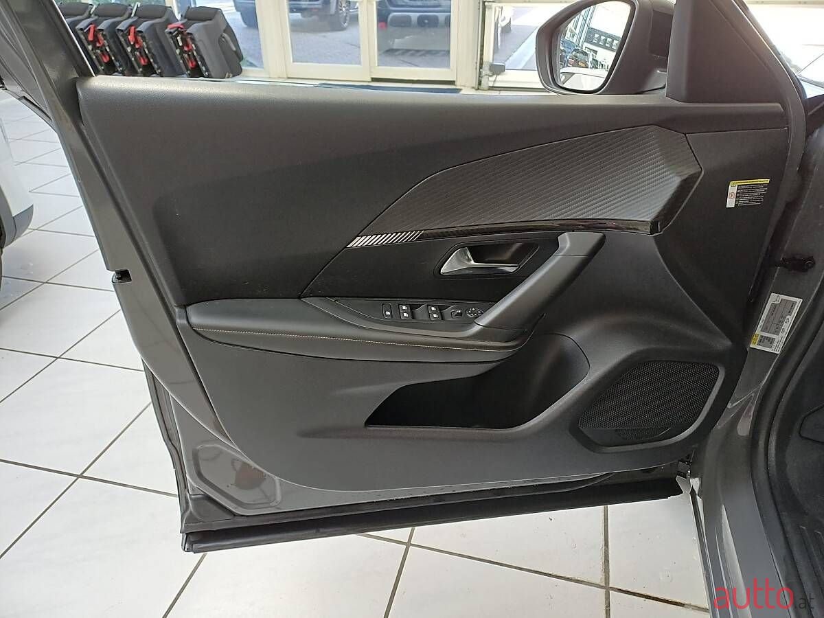 2023' Peugeot 2008 photo #6