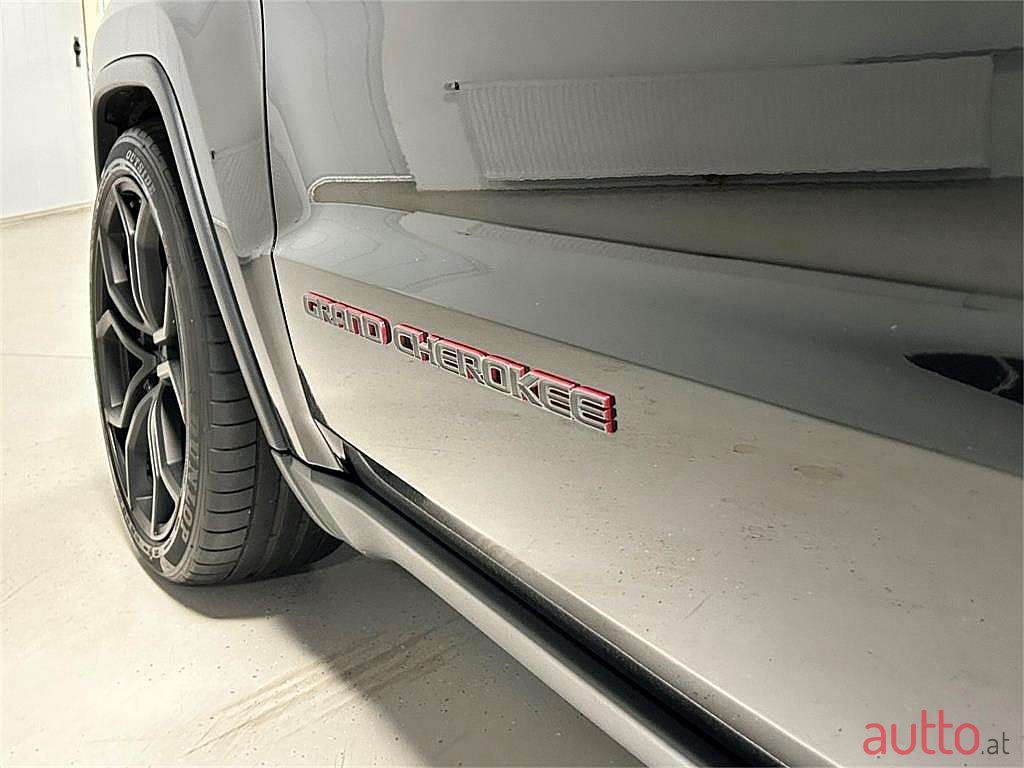 2020' Jeep Grand Cherokee photo #5