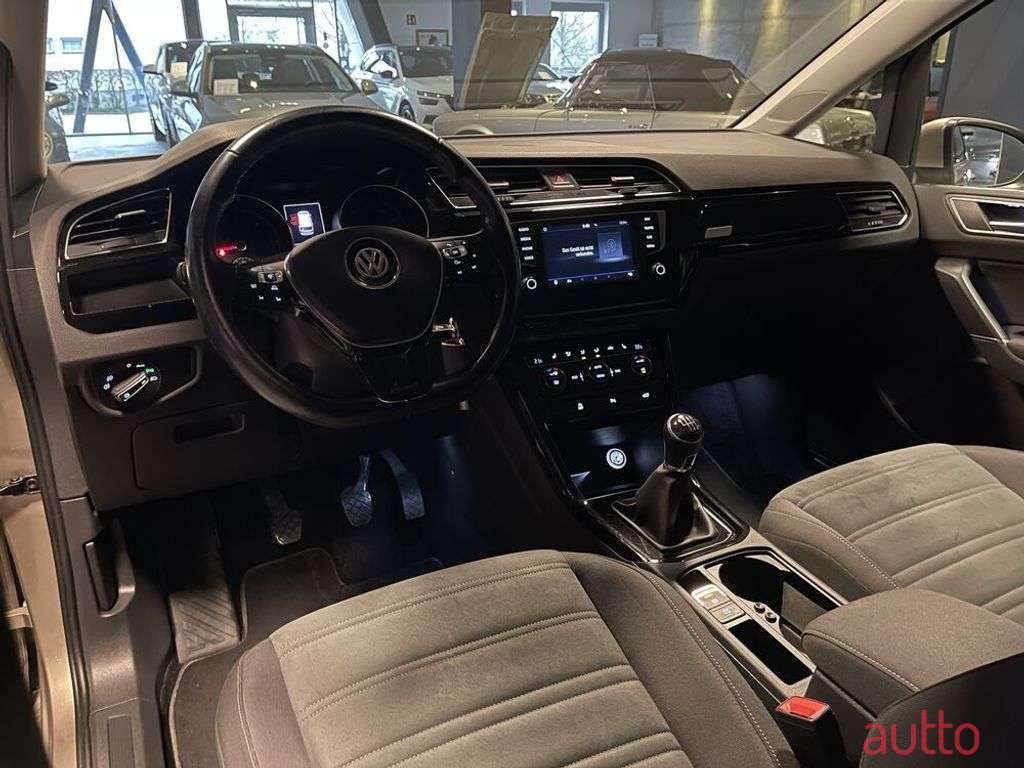 2017' Volkswagen Touran photo #6