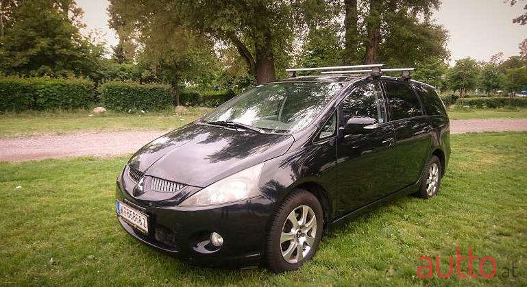 2005' Mitsubishi Grandis photo #1