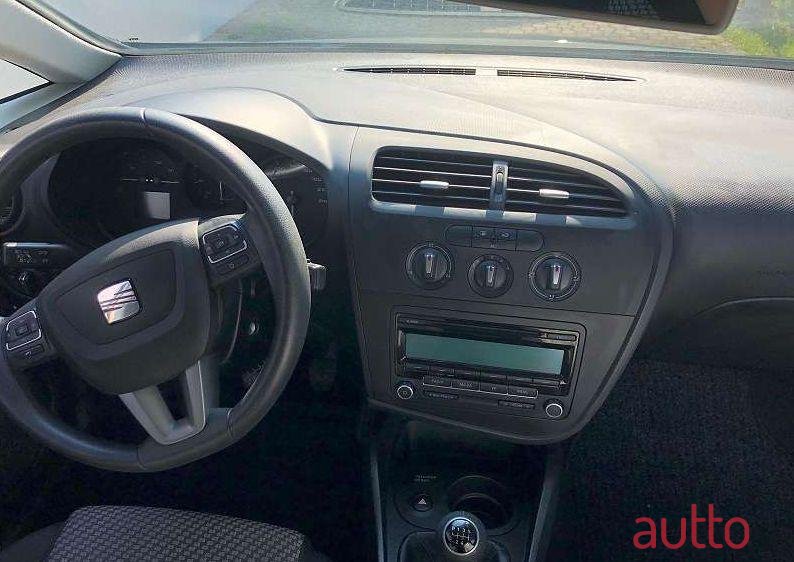 2010' SEAT Leon photo #2