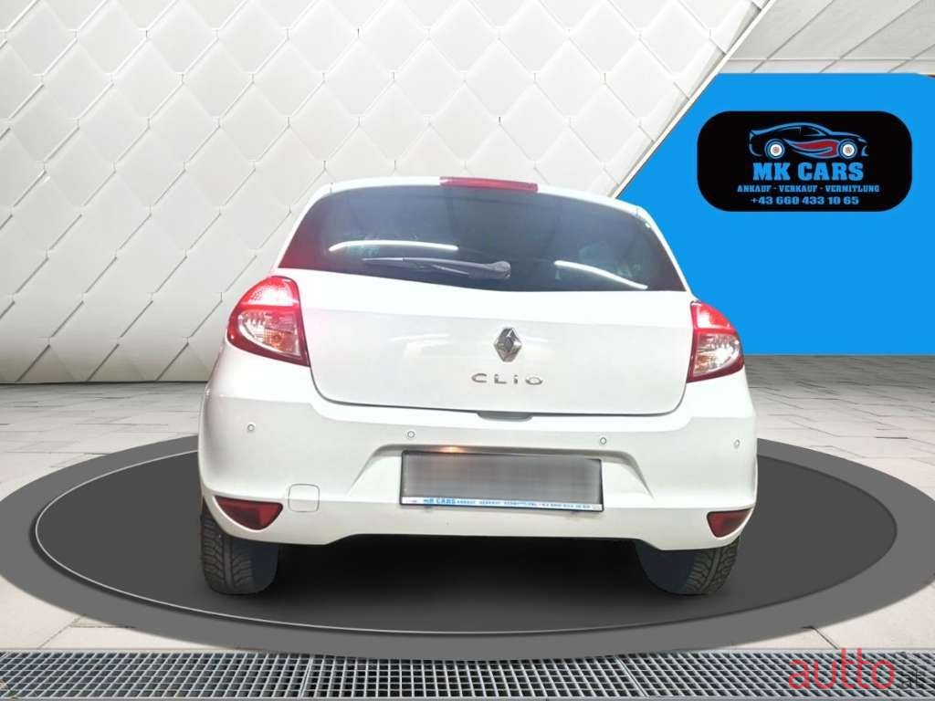 2011' Renault Clio photo #5