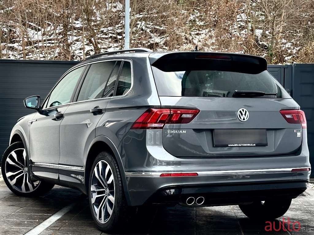 2020' Volkswagen Tiguan photo #2