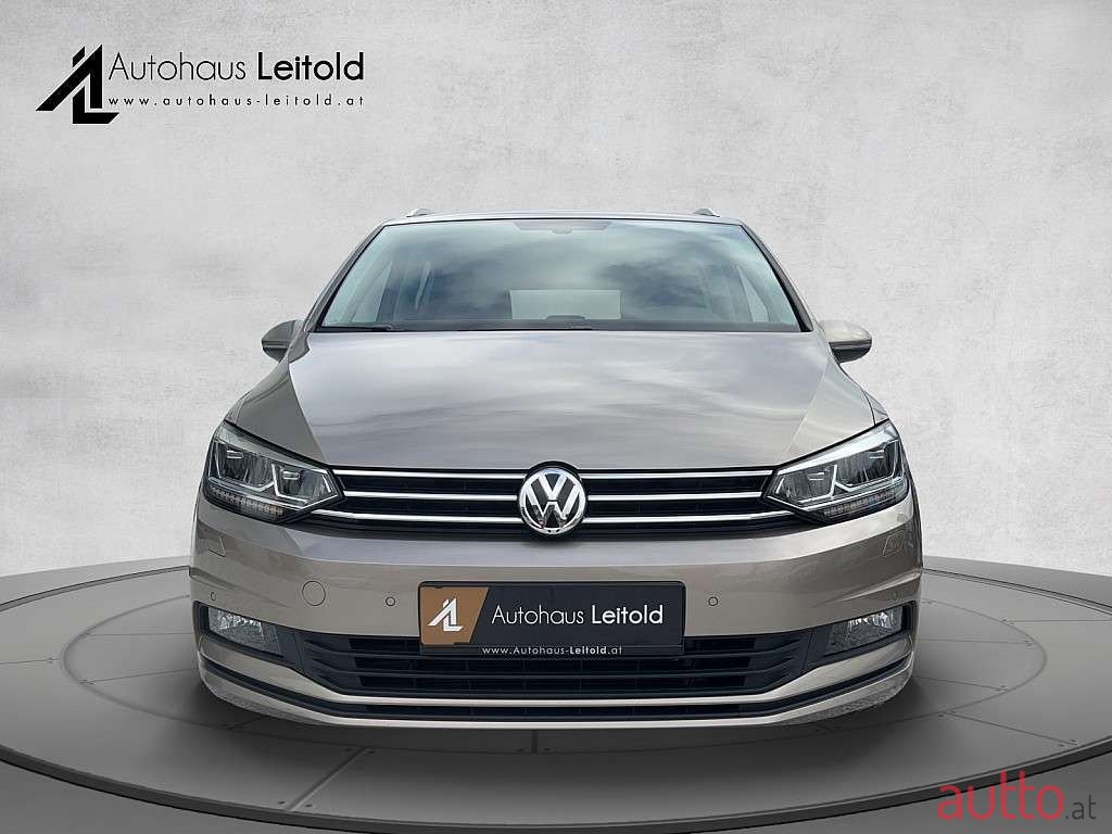 2019' Volkswagen Touran photo #2