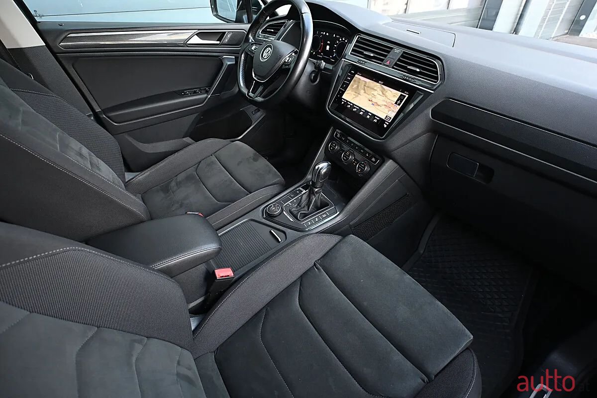 2020' Volkswagen Tiguan photo #3