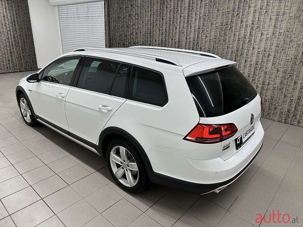 2017' Volkswagen Golf photo #6