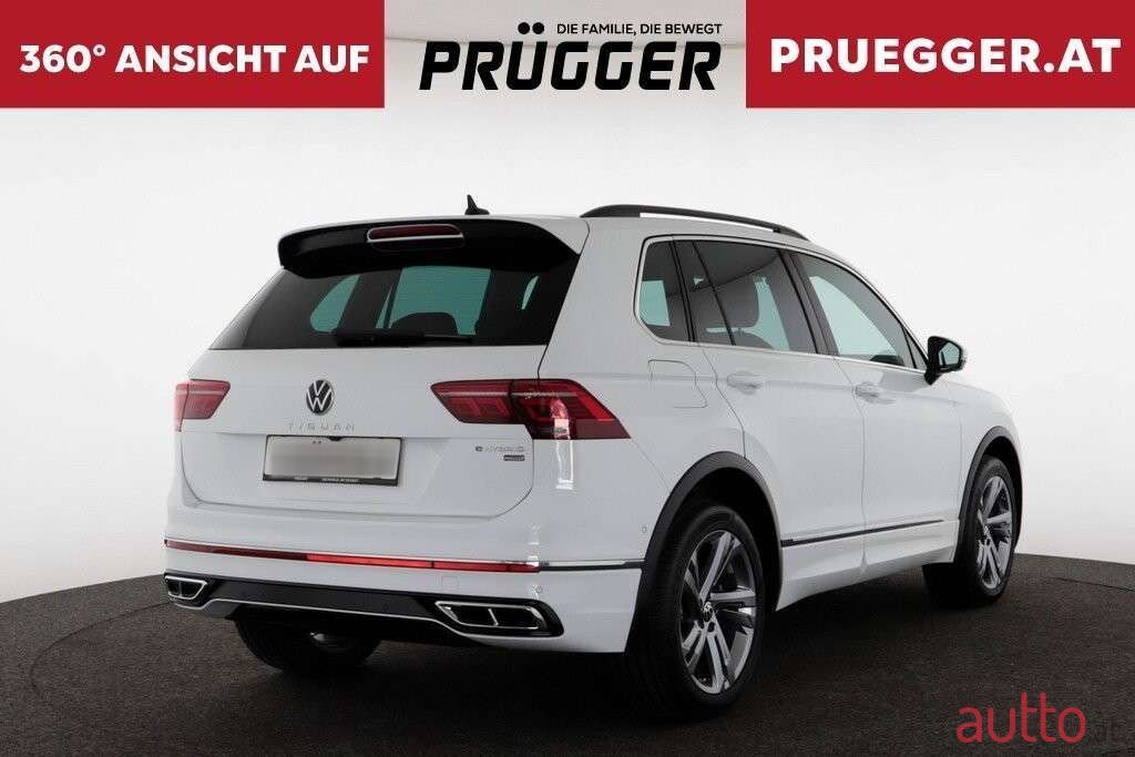 2022' Volkswagen Tiguan photo #3