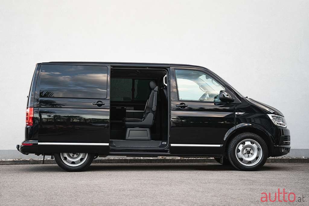 2016' Volkswagen Multivan photo #3