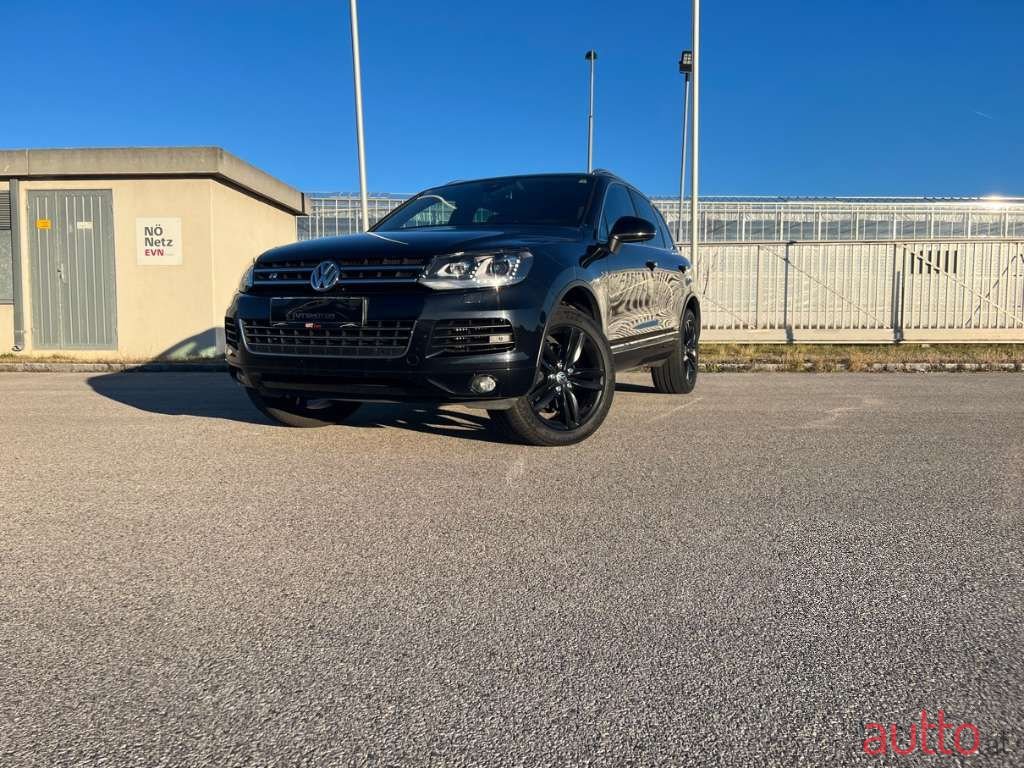 2011' Volkswagen Touareg photo #6